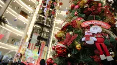 Sebuah pohon natal yang cantik telah terpasang di Emporium Pluit Mall, Jakarta Utara, Jumat (11/12/2015). Menyambut natal dan tahun baru 2016, Emporium Mall Pluit menyajikan aneka acara untuk menghibur para pengunjung. (Liputan6.com/Faizal Fanani)