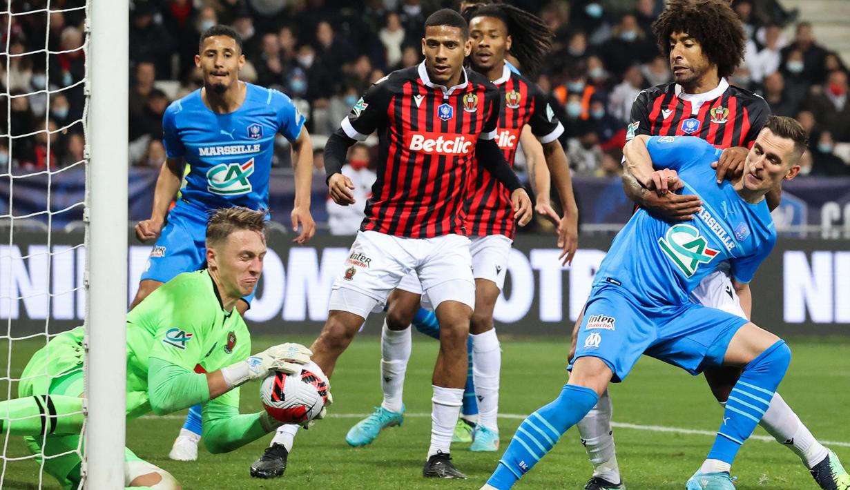 Marcin Bulka. Kiper milik PSG berusia 22 tahun ini dipinjamkan ke OGC Nice pada awal musim 2021/2022 akibat melimpahnya stok kiper di PSG. Musim lalu pun ia sudah dipinjamkan ke dua klub Prancis lainnya. Nyatanya, bersama Nice musim ini ia baru tampil 5 kali di ajang non liga. (AFP/Valery Hache)