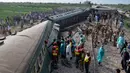 Seperti dilansir BBC, Senin (7/8), keadaan darurat telah diumumkan di rumah sakit utama di Nawabshah dan distrik tetangga Sindh. Layanan kereta api ke distrik-distrik di Sindh juga telah ditangguhkan. (AP Photo/Pervez Masih)