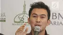 Aktor Mandala Shoji memberi keterangan saat penggalangan dana untuk Rohingya di kawasan Dharmawangsa, Jakarta, Senin (18/09). (Liputan6.com/Herman Zakharia)