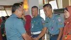 Citizen6, Surabaya: Turut dalam rombongan haji tahun ini, Wakil Komandan Kodikopsla Kolonel Laut (P) Sutrisno Sandi Asmara dan Komandan Pusat Pendidikan Elektronika, Kolonel Laut (E) Suahri. (Pengirim: Penkobangdikal).