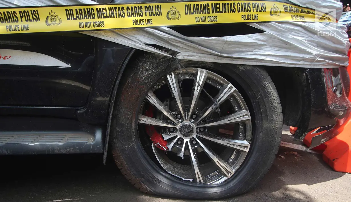 Kondisi vleg mobil Fortuner Ketua DPR Setya Novanto usai terlibat kecelakaan di Ditlantas Polda Metro Jaya, Jakarta, Jumat (17/11). Kecelakaan menyebabkan Setnov harus dirawat di RS Medika Permata Hijau, Jakarta Barat. (Liputan6.com/Immanuel Antonius)