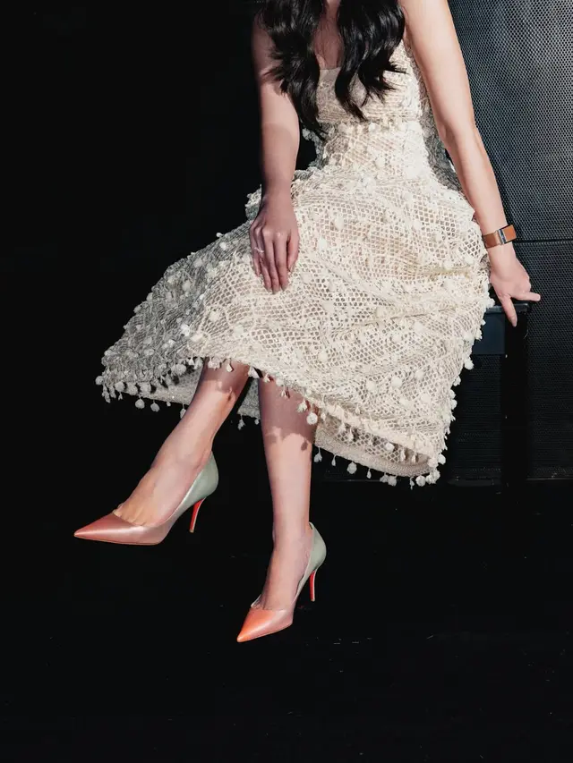Bak Pengantin Modern, BCL Tampil Elegan dengan Gaun Putih dan Heels Christian Louboutin