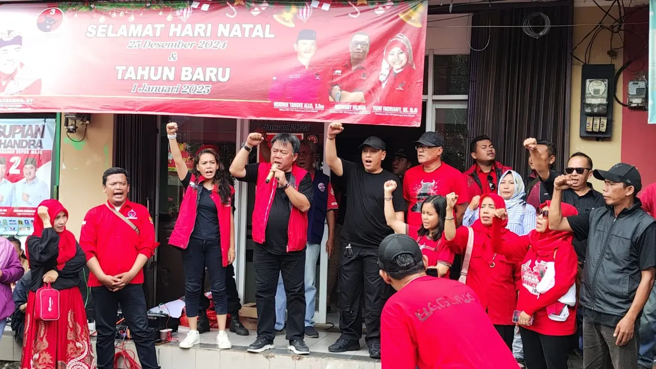 Sejumlah kader PDI Perjuangan melakukan aksi unjuk rasa di kantor DPC PDI Perjuangan Kota Depok. (Liputan6.com/Dicky Agung Prihanto)