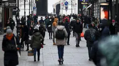 Orang-orang berbelanja di Kaerntner Street, Wina, saat Austria melonggarkan lockdown pada Senin (8/2/2021). Austria mulai melonggarkan lockdown covid-19 ketiga mereka mulai 8 Februari dengan mengizinkan sekolah, museum dan toko dibuka kembali. (HELMUT FOHRINGER /APA/AFP)