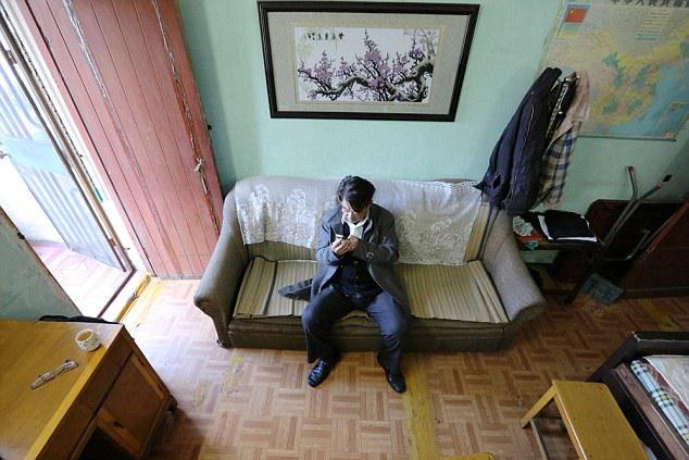 Kakek Huan merasa kesepian dan kosong saat di rumah sendirian | Photo: Copyright dailymail.co.uk