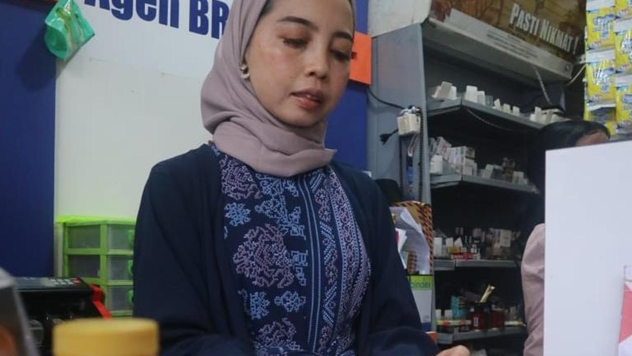"Sejak 2023 saya pinjam di program UMi dan waktu itu saya sudah buntu mesti cari ke mana lagi. Saya pengen usaha, lalu saya ketemu lah sama Teh Ela dan Teh Ela kasih solusi dan bantu saya sampai pencairan," ungkap Iksan.
