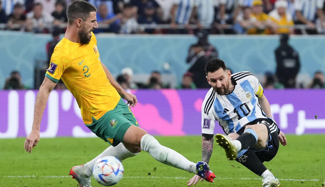 Laga babak kedua baru berjalan lima menit, Lionel Messi nyaris mencetak gol keduanya. Mendapatkan ruang tembak ideal, sepakan La Pulga masih terlalu lemah hingga mampu diantisipasi Mathew Ryan. (AP/Petr David Josek)