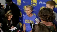 Pelatih kepala Golden State Warriors, Steve Kerr, berbincang dengan awak media setelah memimpin sesi latihan tim di Oakland, 7 April 2017. (AP Photo/Jeff Chiu)