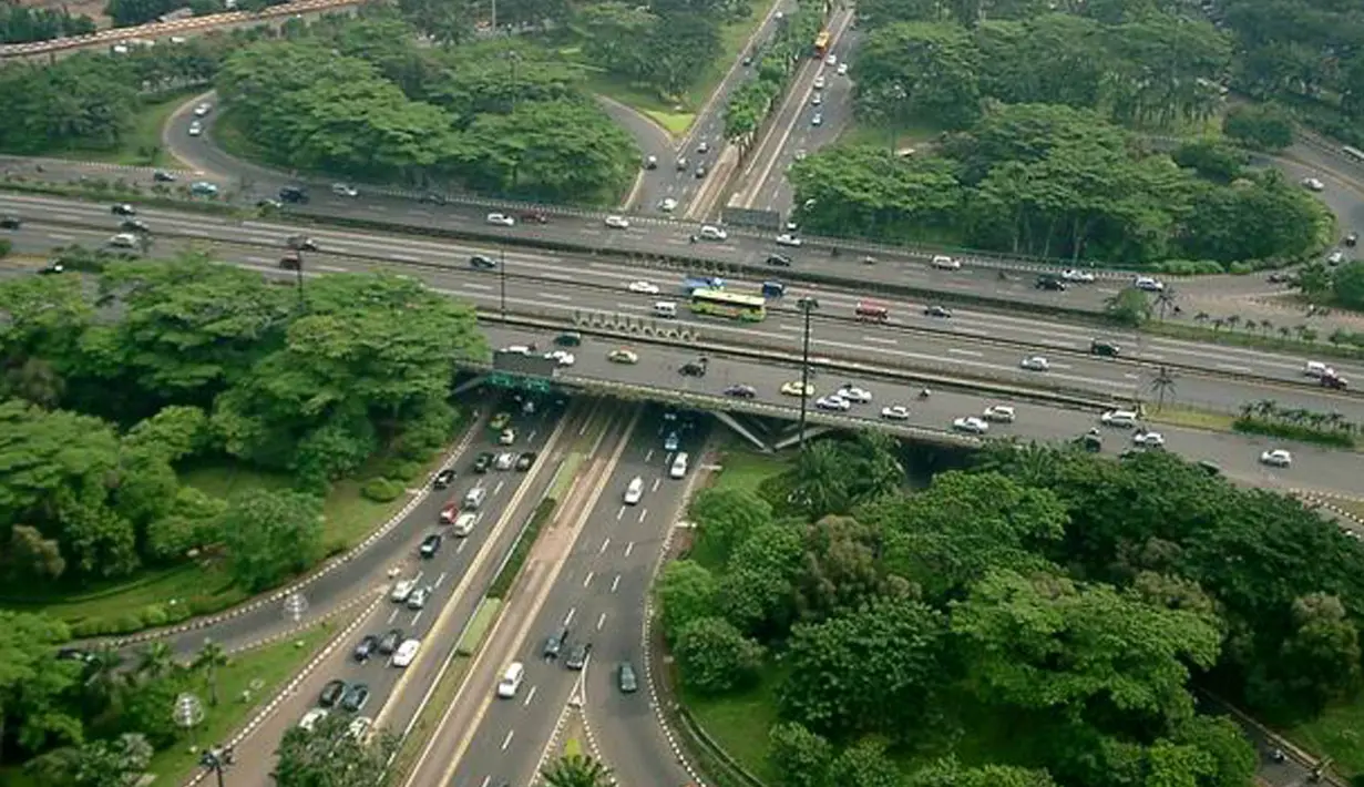 Suasana jembatan Semanggi dilihat dari atas. Menurut warga sekitar, setelah Tragedi 98 banyak muncul penampakan di kawasan tersebut. (Istimewa)