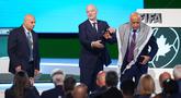 Presiden FIFA, Gianni Infantino, menjadi sorotan setelah tindakannya yang berusaha menciptakan momen damai antara perwakilan asosiasi sepak bola Palestina dan Israel di panggung saat penutupan Kongres FIFA terbaru di Vancouver, Kanada, Kamis (30/4/2026) waktu setempat. (AP Photo/The Canadian Press/Darryl Dyck)