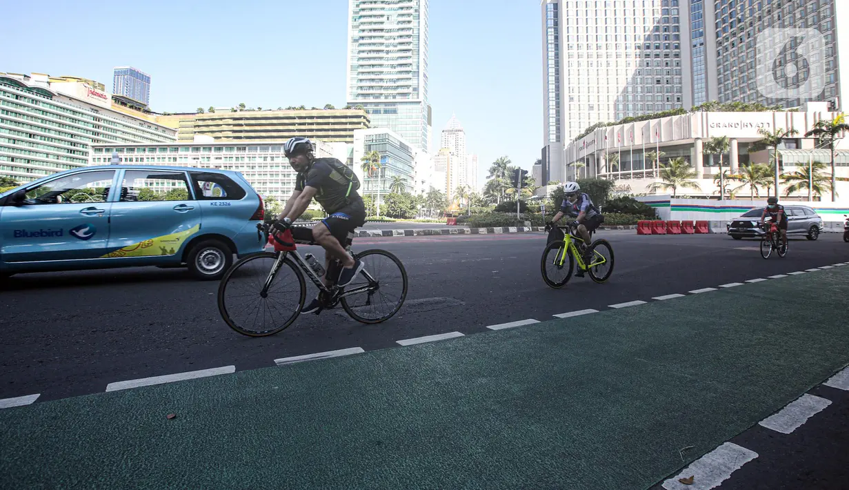 Warga bersepeda di kawasan Bundaran HI, Jakarta, Minggu (10/7/2022). Pemprov DKI Jakarta meniadakan hari bebas kendaraan bermotor (HBKB) atau car free day (CFD) pada 10 Juli karena bertepatan dengan Hari Raya Idul Adha 1443 H. (Liputan6.com/Faizal Fanani)