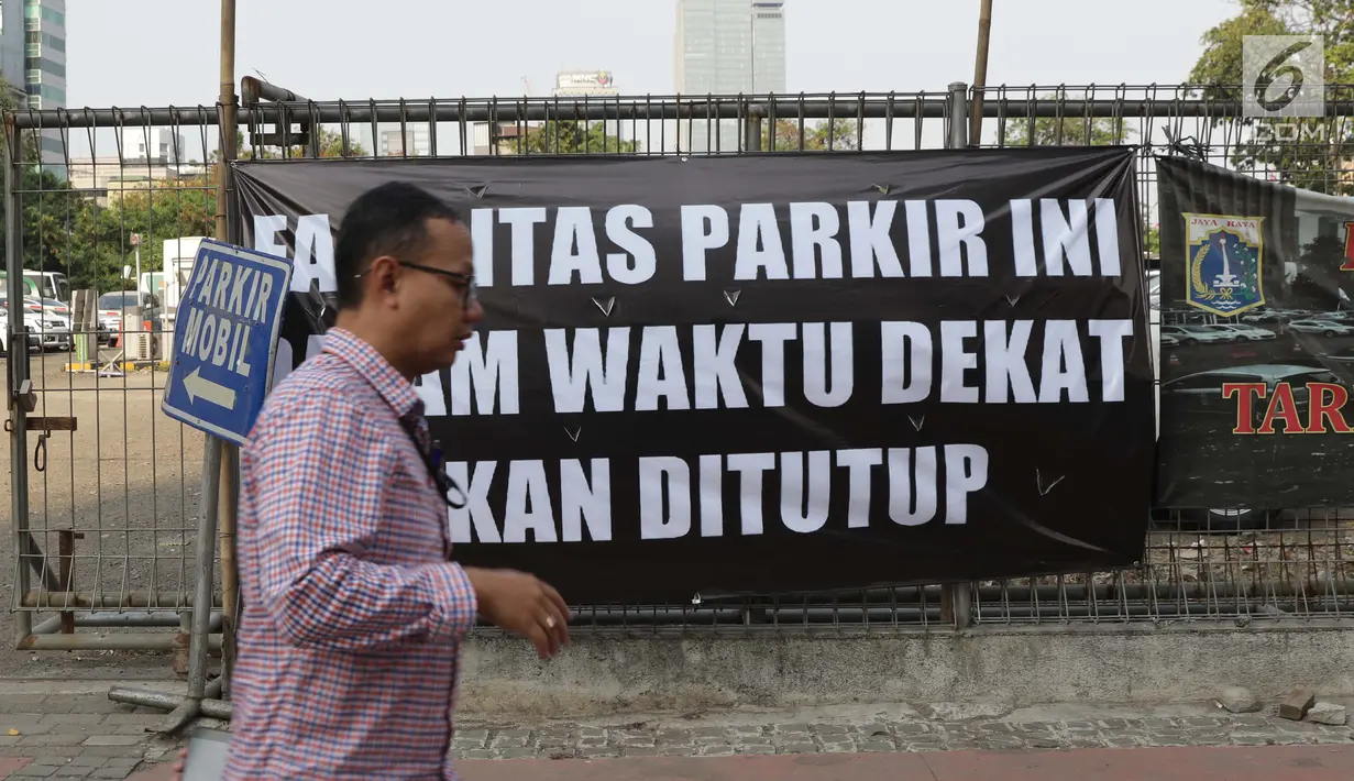 Sebuah mobil keluar dari area Park and Ride di Jalan MH Thamrin, Jakarta, Jumat (30/8/2019). Pemerintah Provinsi DKI Jakarta berencana mengubah peruntukan area park and ride menjadi pusat kuliner. (Liputan6.com/Helmi Fithriansyah)