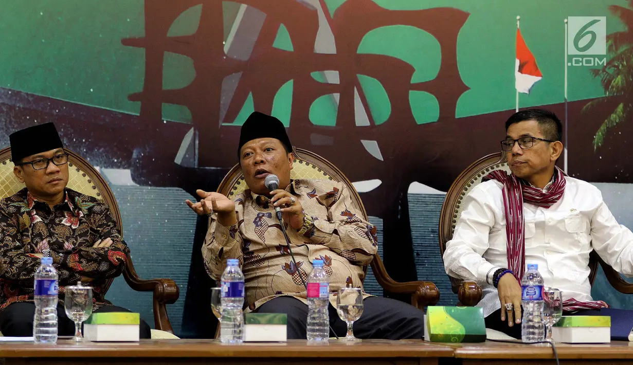 Anggota Fraksi Partai Gerindra Nizar Zahro, Sekertaris Fraksi PAN DPR Yandri Soesanto dan Sekertaris Jenderal Partai Demokrat Hinca Panjaitan saat menjadi pembicara dalam diskusi Dialektika Demokrasi, Jakarta, Kamis (12/7). (Liputan6.com/Johan Tallo)