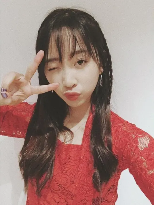 Meski mengenakan kebaya, ia tak sungkan menunjukkan pose menggemaskan. (Foto : Instagram/ditakarang)