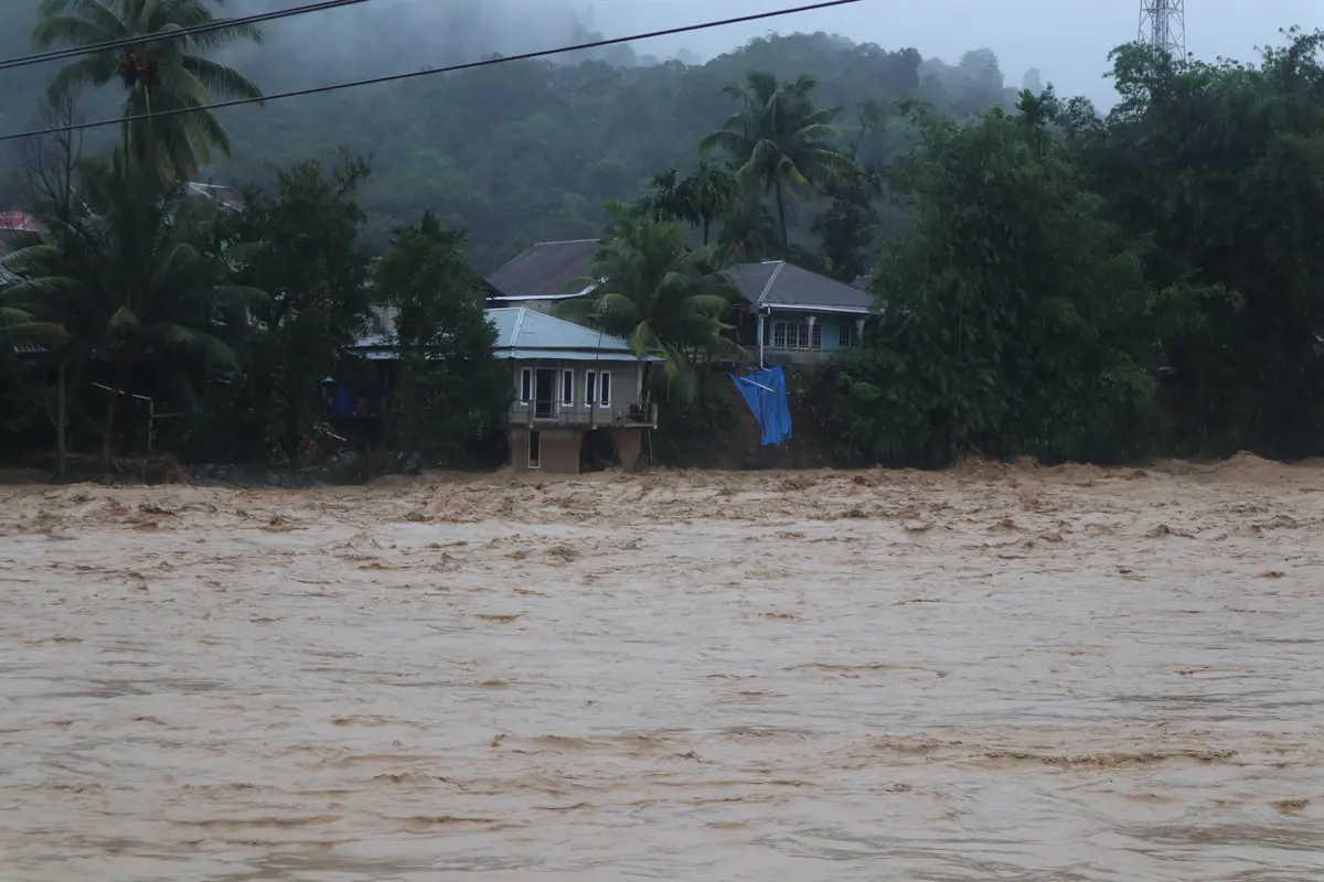 Banjir bandang merobohkan Jembatan Gunung Nago, Padang, Kamis (27/11/2025).