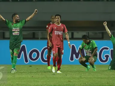 Pemain PS TNI mengangkat tangan merayakan kemenangan atas PSM Makassar di lanjutan LIga 1 Indonesia di Stadion Pakansari, Cibinong, Kab Bogor, Senin (15/5). PS TNI unggul 2-1 atas PSM Makassar. (Liputan6.com/Helmi Fithriansyah)