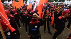 Ratusan buruh yang tergabung dalam Koalisi Serikat Pekerja dan Partai Buruh (KSP-PB), termasuk Konfederasi Serikat Pekerja Indonesia (KSPI) menggelar aksi unjuk rasa di depan Gedung MPR-DPR-DPD RI, Jakarta, Kamis (28/8/2025). (merdeka.com/Arie Basuki)