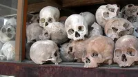 Tulang belulang korban pembantai Khmer Merah alias Genosida di Kamboja pada masa kepemimpinan Pol Pot (Wikimedia Commons)