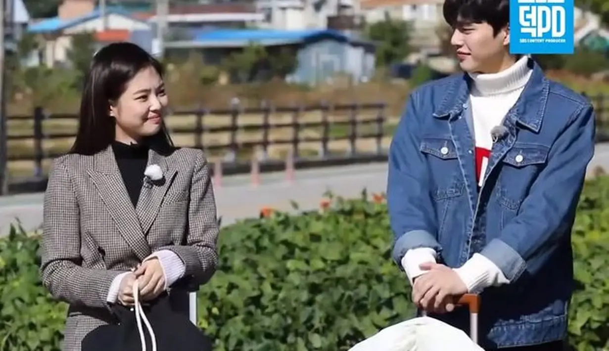 Interaksi keduanya di acara tersebut pun membuat banyak penonton terpana. Terlebih saat Song Kang menatap Jennie. (Foto: SBS/KapanLagi)