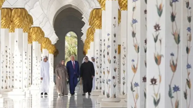Presiden Amerika Serikat Donald Trump dan Presiden Uni Emirat Arab Mohammed bin Zayed Al Nahyan saat mengunjungi Masjid Agung Sheikh Zayed, Kamis (15/5/2025), di Abu Dhabi.