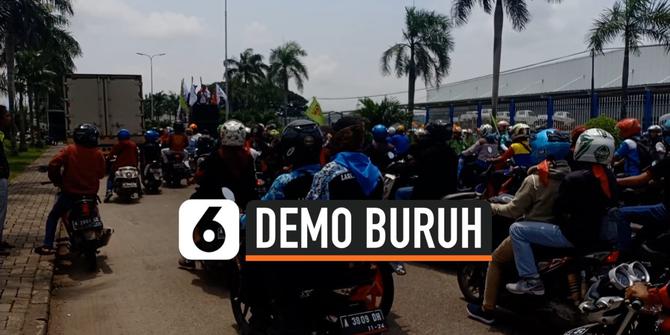VIDEO: Tolak Omnibus Law, Buruh Blokir Jalan Masuk Pabrik