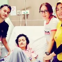 Kondisi kesehatan yang menurun, membuat Julia Perez kembali tidak bisa memberikan hak suaranya pada Pilkada DKI putaran kedua kali ini. Menurut adiknya, Nia Anggia, kakaknya begitu semangat ikut nyoblos. (dok. Instagram)