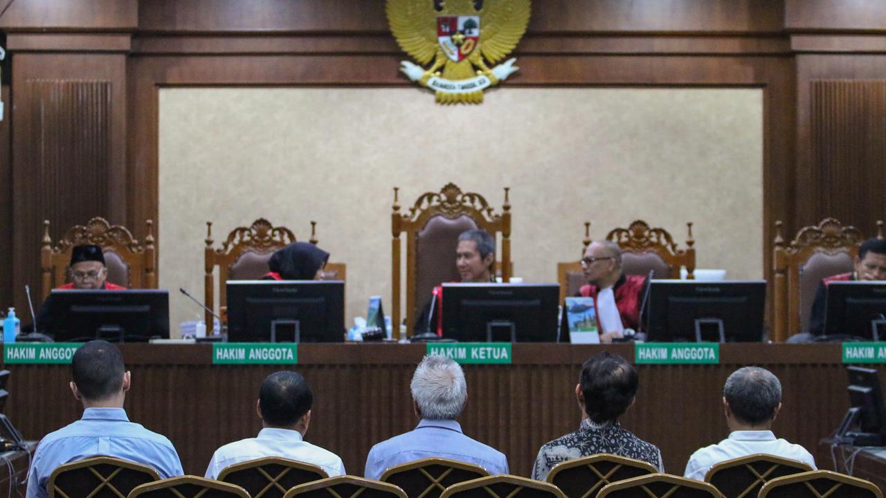 FOTO: Terdakwa Korupsi Tata Kelola Minyak Dituntut Enam hingga Dua Belas Tahun Penjara