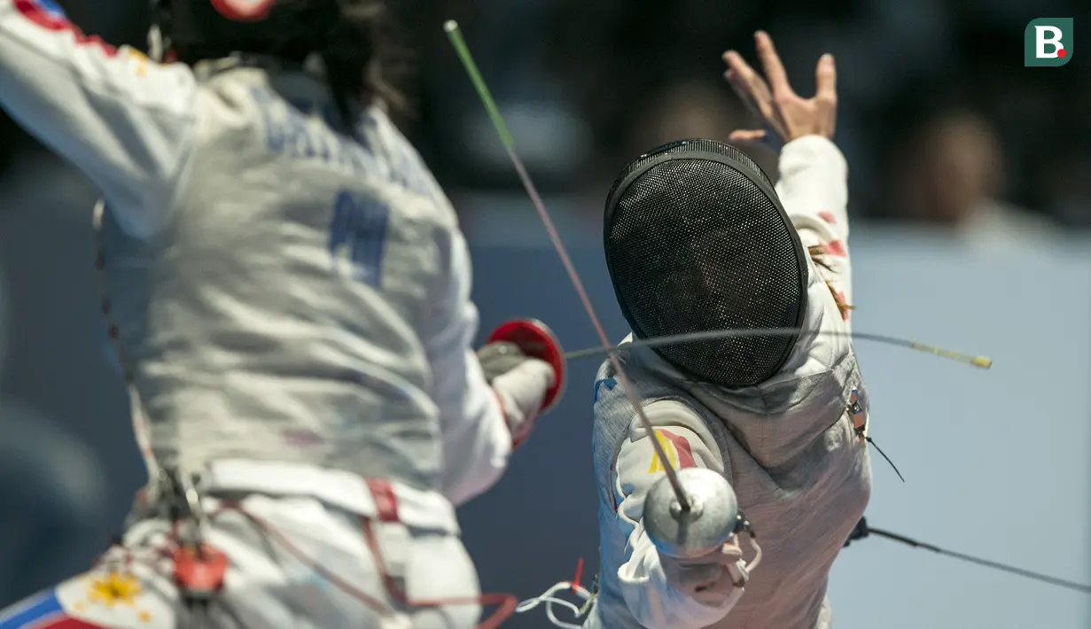 Kyle Samantha Catantan(kiri) asal Filipina gagal menahan serangan Fu Yiting dari China pada perempat final tim beregu sabre putri pada Asian Games 2018 di Jakarta Convention Center, Jakarta Kamis (23/8/2018). (Bola.com/Peksi Cahyo)