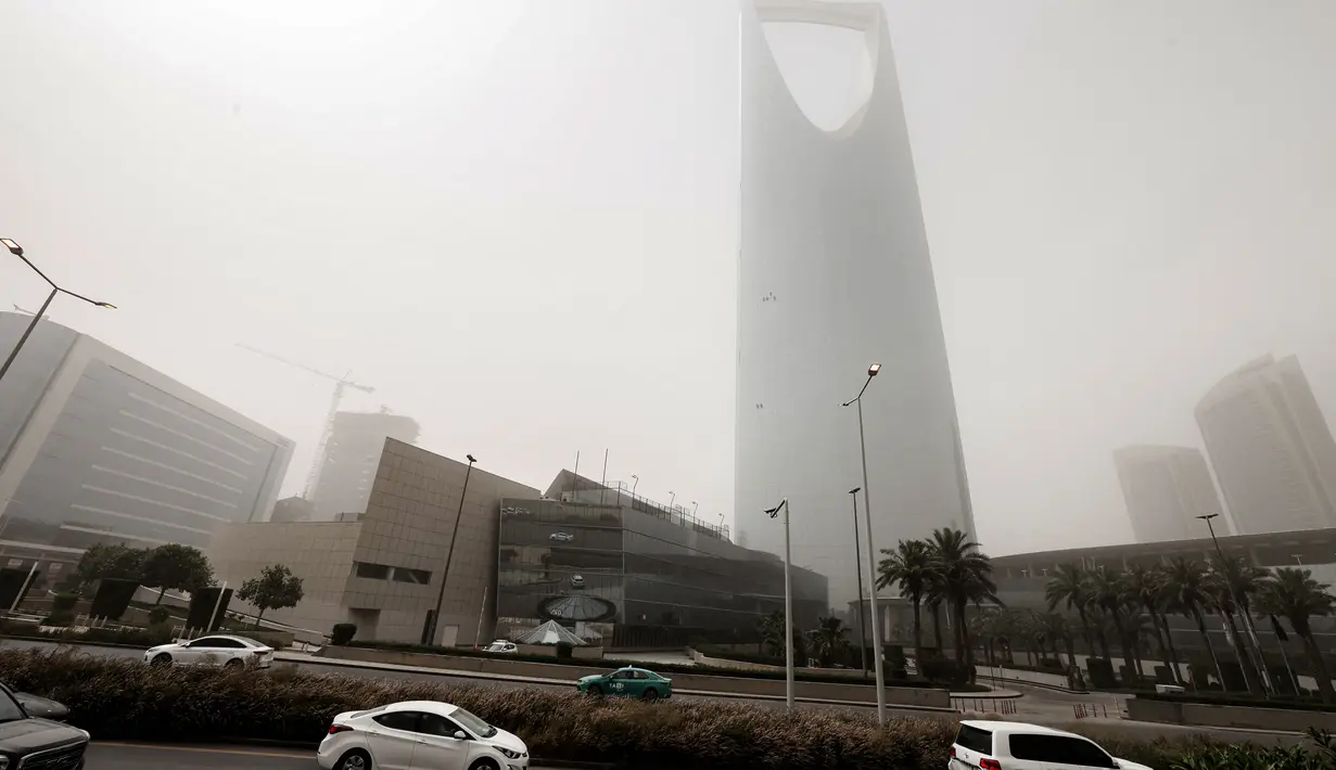 Pemandangan gedung pencakar langit Pusat Kerajaan selama badai debu berat di pusat ibu kota Arab Saudi, Riyadh (17/5/2022). Tidak ada penundaan atau pembatalan penerbangan yang diumumkan akibat badai pasir tersebut. (AFP/Fayez Nureldine)