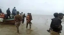 Dan ribuan orang di negara tetangga India mencari perlindungan sebelum Topan Biparjoy, kata para pejabat. (Pakistan's Sindh Rangers via AP)