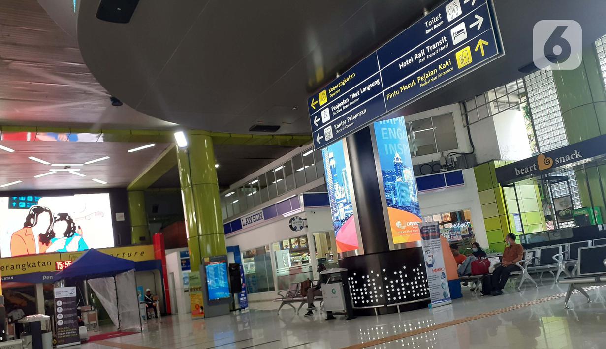 Foto Banyak Jadwal Perjalanan Dibatalkan Stasiun Gambir Dan Pasar Senen Sepi News Liputan6 Com