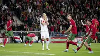 Timnas Portugal sukses menaklukkan Turki pada laga semifinal Path C play-off Piala Dunia 2022 di Estadio do Dragao, Jumat (25/3/2022). Selecao das Quinas menang dengan skor akhir 3-1. (AP/Luis Vieira)