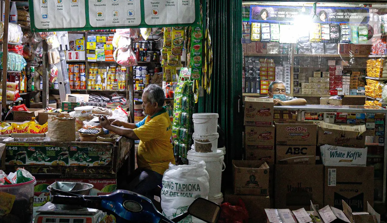 Pedagang menunggui dagangannya di Pasar Tebet Timur, Jakarta, Rabu (11/8/2021). Pemerintah Provinsi (Pemprov) DKI Jakarta memutuskan untuk menjadikan sertifikat vaksinasi Covid-19 sebagai syarat memasuki berbagai tempat umum, termasuk pasar tradisional. (Liputan6.com/Faizal Fanani)