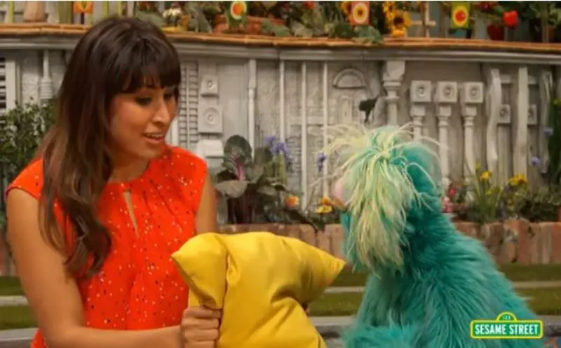 Sophia menyiapkan bantal agar Rosita bisa meluapkan rasa marah dengan memukul bantal itu. (Foto: Youtube/ Sesame Street)