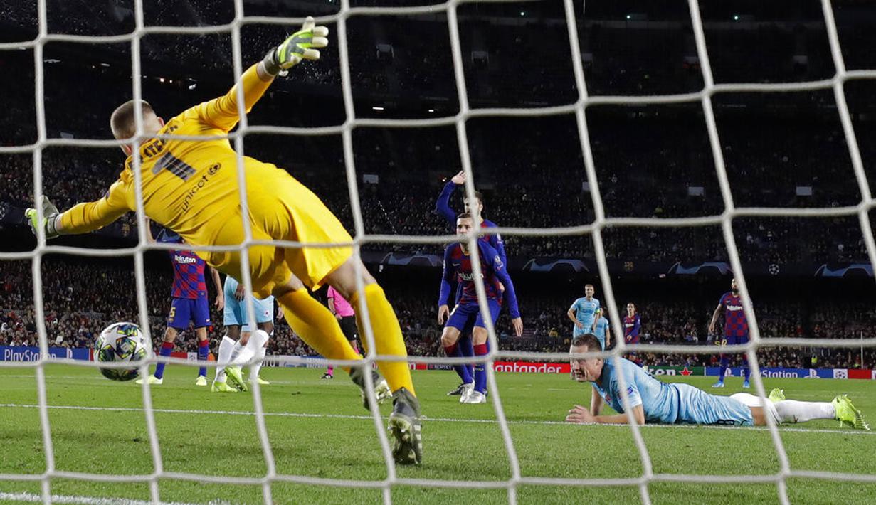 Kiper Barcelona, Marc-Andre ter Stegen, berusaha menangkap bola saat melawan Slavia Praha pada laga Liga Champions 2019 di Stadion Camp Nou, Selasa (5/11). Kedua tim bermain imbang 0-0. (AP/Emilio Morenatti)