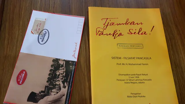 Prangko Bung Karno dan Buku "Tjamkan Pantja Sila!": Sistem Filsafat Pancasila. (Foto: Hidya AnindyatI)
