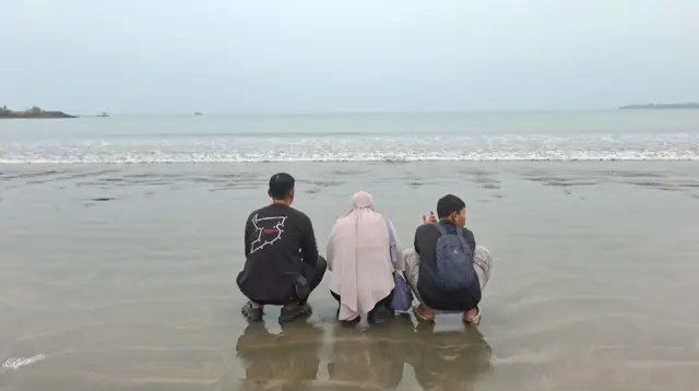 Tabur Bunga dan Penghormatan Terakhir Keluarga untuk 5 Jurnalis dan Kru Kapal