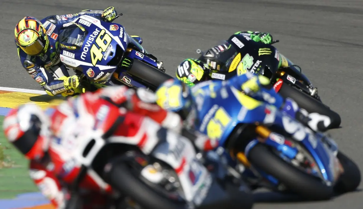 Valentino Rossi yang start paling belakang berusaha menyodok ke posisi depan dalam MotoGP Valencia di Sirkuit Ricardo Tormo, Valencia, Spanyol, (8/11/2015). (EPA/Kai Foersterling)
