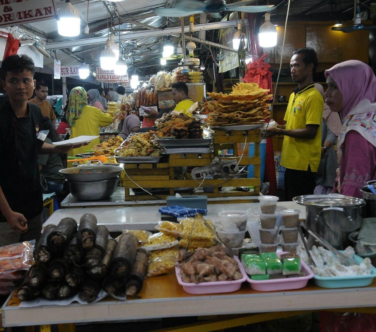 Lauk pauk yang disajikan di sini pun beraneka ragam dan cocok untuk dijadikan sebagai menu untuk berbuka puasa maupun sahur. Foto: merdeka.com / Imam Buhori