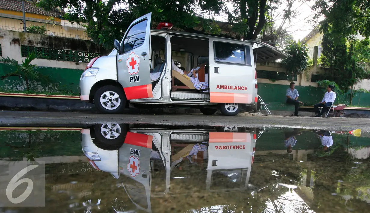 Seorang siswa SMP N 2 Pakem ,Fitrian (14) sedang mengerjakan soal Ujian Nasional di halaman SMP N 2 Pakem, Sleman, (10/5). Akibat kecelakaan,Fitrian terpaksa melaksanakan UN di dalam mobil ambulans . (Liputan6.com/Boy Harjanto)