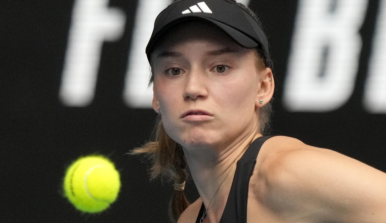 Elena yang merupakan petenis kelahiran Rusia itu tampil tajam sejak awal yang membuat Ostapenko tampak tidak mampu mengatasi kecepatan dan kekuatan Rybakina pada babak pembuka. (AP Photo/Aaron Favila)