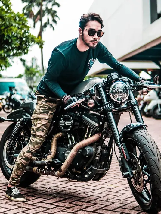 Seolah motor sudah menjadi bagian dari hidupnya, Achmad Megantara banyak berbagi momen saat mengendai sepeda motor. Mengendarai motor Harley Davidson, Achmad Megantara hanya mengenakan long sleeve shirt yang dipadukan dengan army pants.