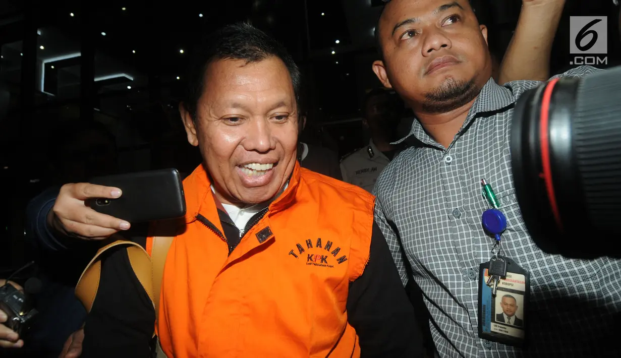 Direktur Utama PTPN III (Persero) Dolly Pulungan usai menjalani pemeriksaan di Gedung KPK, Jakarta, Rabu (4/9/2019). Dolly Pulungan ditahan 20 hari ke depan guna mempermudah pemeriksaan terkait dugaan menerima suap pengelolaan distribusi gula di PTPN III. (merdeka.com/Dwi Narwoko)