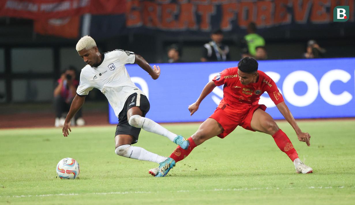 <p>Pemain Rans Nusantara FC, Tavinho (kiri) berebut bola dengan pemain Persija Jakarta, Muhammad Ferarri pada laga pekan ke-16 BRI Liga 1 2023/2024 di Stadion Patriot Candrabhaga, Bekasi, Minggu (22/10/2023) malam WIB. (Bola.com/Abdul Aziz)</p>