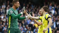 Maarten Stekelenburg, kiper Everton, menggagalkan dua penalti Manchester City. (Reuters/Jason Cairnduff)