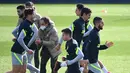 Pemain Atletico Madrid saat mengikuti latihan jelang menghadapi Lokomotiv Moscow pada laga matchday keempat Liga Champions di Estadio Wanda Metropolitano, Selasa (24/11/2020). Atletico Madrid akan menghadapi Lokomotiv Moscow. (AFP/Gabriel Bouys)