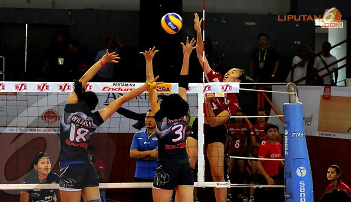 Smash keras dari pemain Jakarta Pertamina Energi Amalia (7) tidak mampu diblok Manokwari Valeria Papua Barat dalam laga lanjutan Proliga yang digelar di Hall A Senayan Jakarta (Liputan6.com/Helmi Fithriansyah)