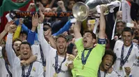 Iker Casillas, Ramos dan Ronaldo berteriak gembira angkat trofi Liga Champions yang ke-10 bagi Madrid (FRANCK FIFE / AFP)
