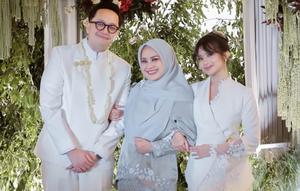Artis senior dampingi anak menikah di tahun 2025. [IG: @ikkenurjanah0518]